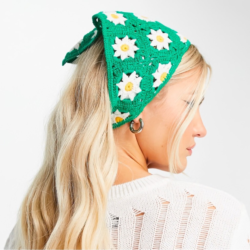 Crochet knit daisy bandana